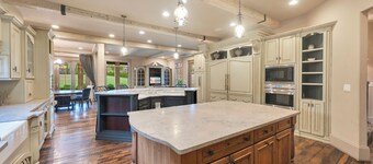 Nestled in the Heart of Bluegrass with Scenic Views & Race Day Excitement!