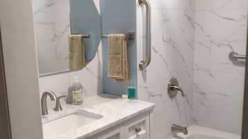 Douche, sèche-cheveux, serviettes fournies, savon