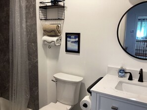 Douche, sèche-cheveux, serviettes fournies, savon