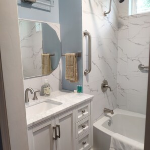 Suihku, hiustenkuivaaja, pyyhkeet, saippua