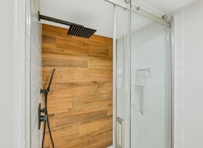 Haartrockner, Handtücher, Seife, Shampoo