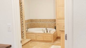 Haartrockner, Handtücher, Seife, Toilettenpapier