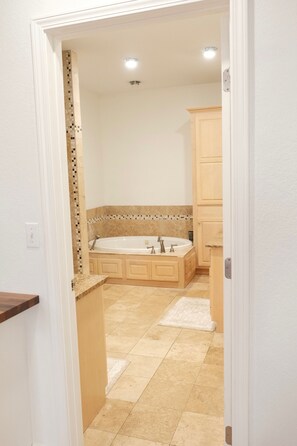 Haartrockner, Handtücher, Seife, Toilettenpapier