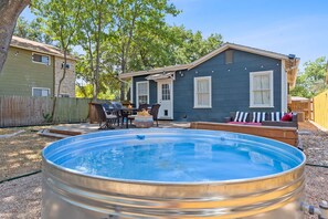 Outdoor dining - Bright Renovated ATX Home w/ Yard + Cowboy Pool (Austin)