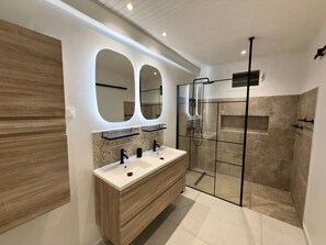Shower, hair dryer, towels, toilet paper - Small tropical paradise, beach & turquoise pool (Le Diamant)