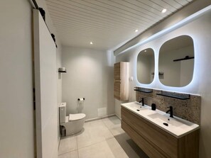 Een douche, een haardroger, handdoeken, toiletpapier