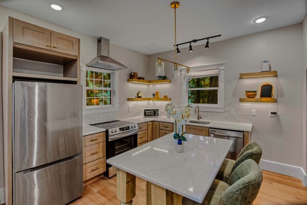 Microondas, horno, parrilla de estufa y lavavajillas