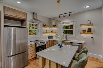 The Wells Residence • Historic District - Cozy Luxury Stay • Sleeps 7