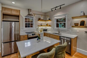 Microondas, horno, parrilla de estufa y lavavajillas