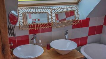 SĂšche-cheveux, serviettes fournies