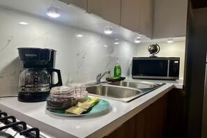 Kjøleskap, mikrobølgeovn, kokeplater og kaffetrakter/tekoker