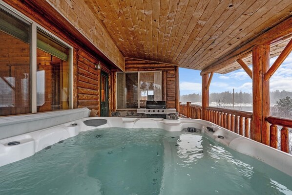 Outdoor spa tub