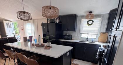 Arrowhead Mountain Reteat, Sleeps Multiple + Acreage + Free Big Truck Parking