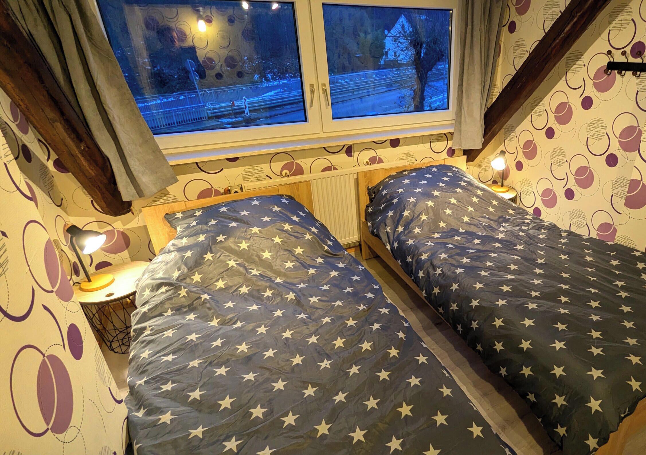 2 dormitorios, caja fuerte, escritorio y cuna de viaje