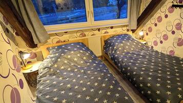 2 dormitorios, caja fuerte, escritorio y cuna de viaje