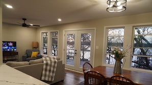 Smart TV, books - Spacious 4-bedroom house steps away from the water at beautiful Fort Scott Lake. (Fort Scott)