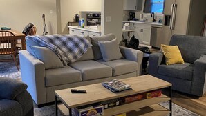 Smart TV, books - Spacious 4-bedroom house steps away from the water at beautiful Fort Scott Lake. (Fort Scott)