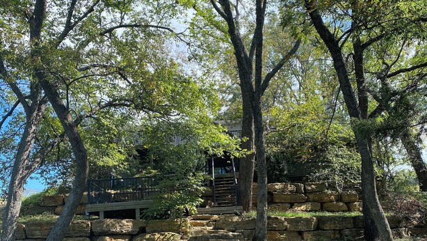 Property grounds - Spacious 4-bedroom house steps away from the water at beautiful Fort Scott Lake. (Fort Scott)