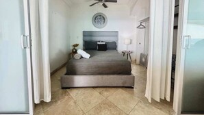 Tabla de planchar con plancha, wifi y ropa de cama 