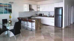 Cafetera/tetera, refrigerador, microondas, horno
