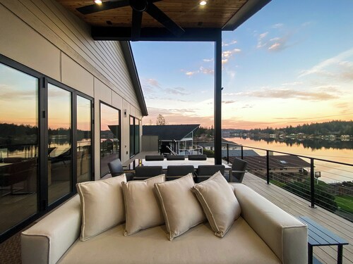 Luxe Port Lookout: ultimate Family Waterfront: Game Room, Movie Theater, Dock