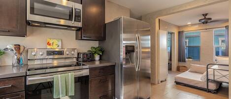 Réfrigérateur, micro-ondes, four, plaque de cuisson