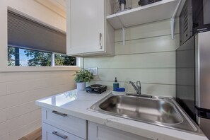 Fridge, microwave, coffee/tea maker, toaster - Cozy Studio in the Heart of Wailuku Town | AC | Near Airport (Wailuku)