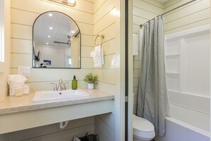 Towels - Cozy Studio in the Heart of Wailuku Town | AC | Near Airport (Wailuku)
