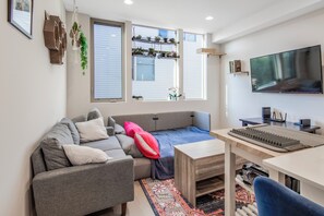 Smart TV, video games, DVD player, books - Heart of Ballard: Modern, Pet-Friendly Townhome Walkable to Dining and Market! (Seattle)