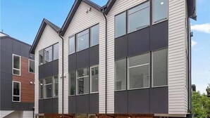 Un edificio moderno de varios pisos con amplios ventanales y techo plano.