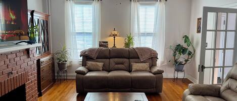 تلفزيون ذكي، مدفأة، تنس طاولة، كُتُب