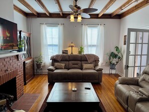 Smart TV, fireplace, ping pong, books - Beautiful Civil War home in Downtown Gettysburg! (Gettysburg)