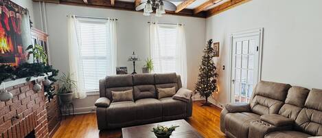 TV connectée, cheminée, table de tennis de table, livres