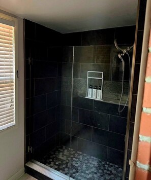 Shower, hair dryer, towels, soap - Beautiful Civil War home in Downtown Gettysburg! (Gettysburg)