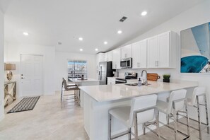 Private kitchen - Stately appointed 2/2 within the coveted Babcock National Golf & Country Club. (Punta Gorda)