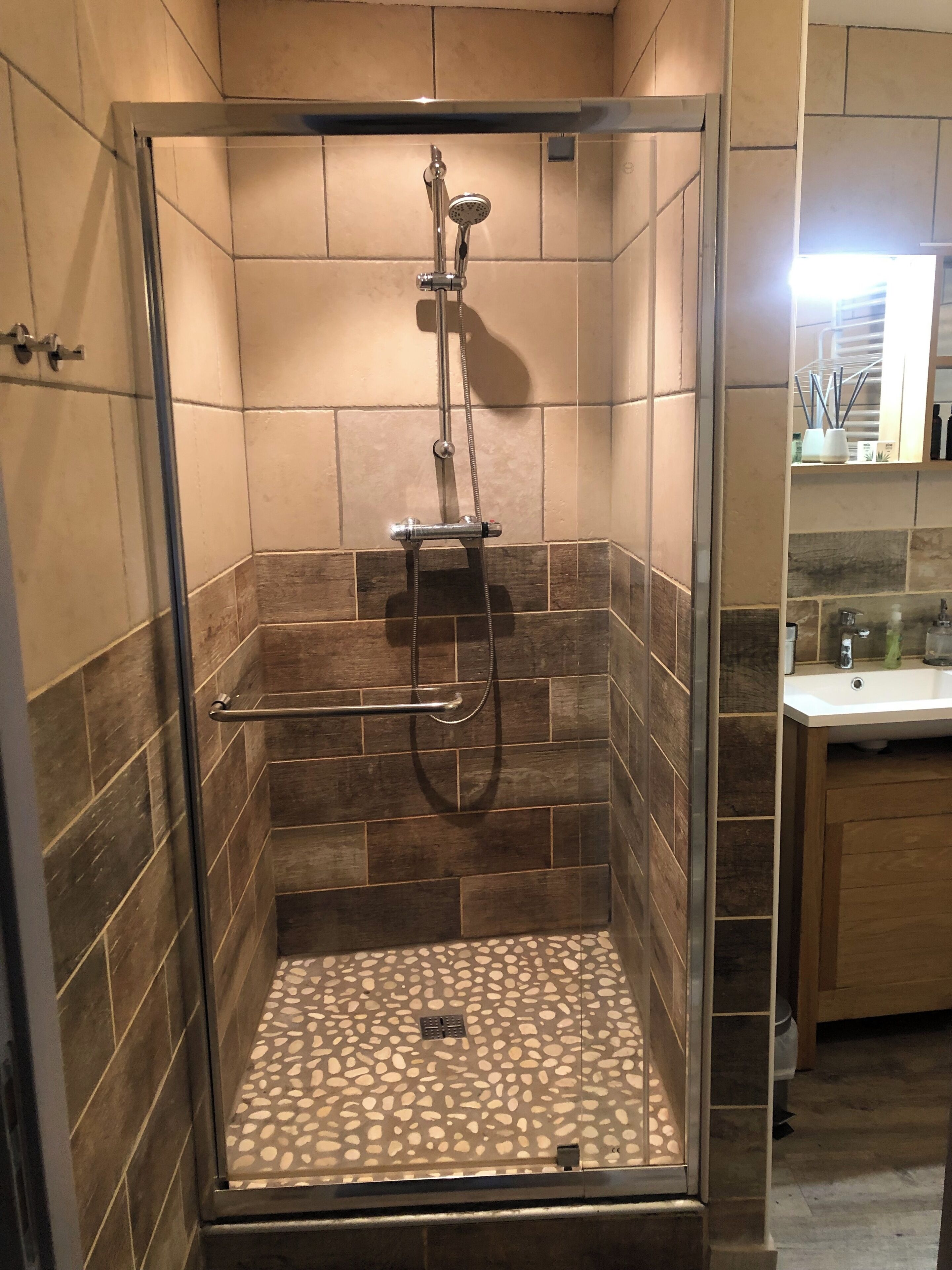 Douche, séchoir à cheveux, serviettes fournies, papier de toilette