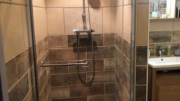 Dusche, Haartrockner, Handtücher, Toilettenpapier