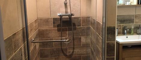Douche, séchoir à cheveux, serviettes fournies, papier de toilette