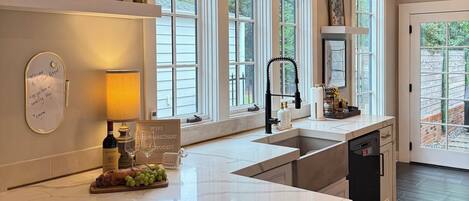 Micro-ondes, four, plaque de cuisson, lave-vaisselle