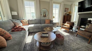 Una televisión, una chimenea