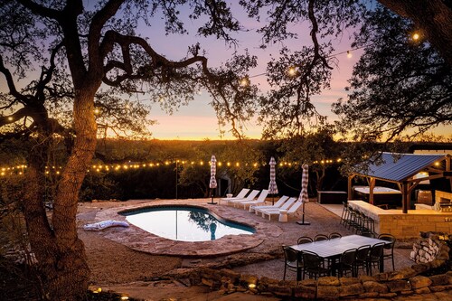 Sunset Canyon Retreat; Minutes to Wedding Venues, Pool, Hot Tub & Sunset Views