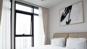 Um quarto moderno com uma cama grande, vista da cidade através de janelas do chão ao teto e um quadro abstrato minimalista na parede.