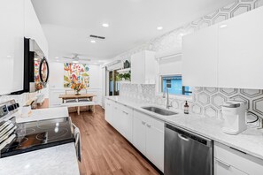 Fridge, microwave, oven, stovetop - Live like a  happy & relaxed  Sarasota local in this perfect 2 bedroom home (Sarasota)