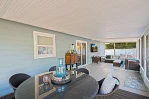 Outdoor dining - Live like a  happy & relaxed  Sarasota local in this perfect 2 bedroom home (Sarasota)