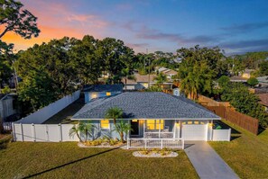 Exterior - Live like a  happy & relaxed  Sarasota local in this perfect 2 bedroom home (Sarasota)
