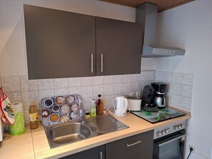 Kühlschrank, Mikrowelle, Ofen, Herdplatte