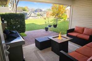 Terrace/patio - DFW Family Fun Retreat Pool Table Air Hockey Arcade Game Work Space BBQ Firepit (North Richland Hills)