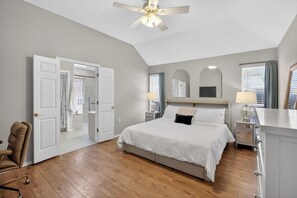 4 Schlafzimmer, Schreibtisch, Bügeleisen/Bügelbrett, Reisekinderbett
