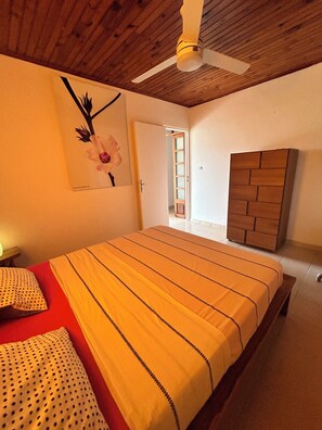 1 chambre, fer et planche à repasser, accès Internet, draps fournis