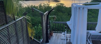 Lovely 1-bedroom apartment with sea and accès sea in charming Le Robert